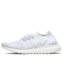 Adidas: Белые кроссовки  UltraBoost Uncaged