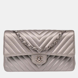 Chanel: Серебристая сумка 