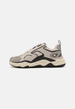 Steve Madden: Тёмные кроссовки 