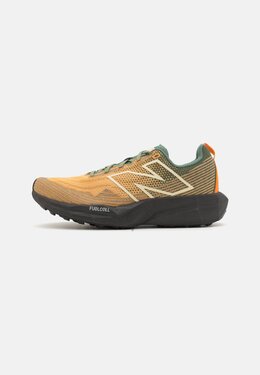 New Balance: Оранжевые кроссовки  FuelCell