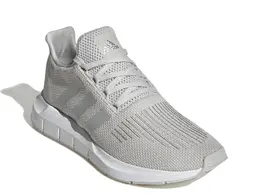 Adidas: Серые кроссовки  Swift Run