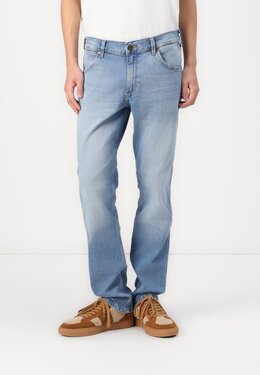 Wrangler: Прямые джинсы  Greensboro