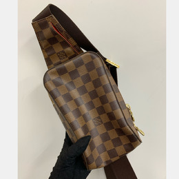 Louis Vuitton: Коричневая сумка через плечо 