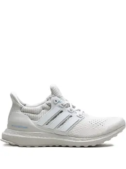 adidas: Светлые кроссовки  UltraBoost