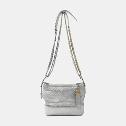 Chanel: Серебристая сумка 