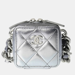 Chanel: Серебристая сумка 