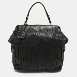 Prada: Чёрная сумка 