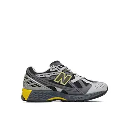 New Balance: Серые кроссовки 