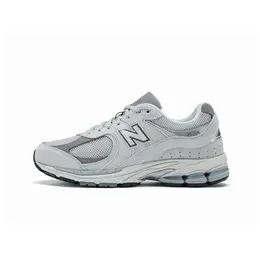 New Balance: Серые кроссовки  2002R