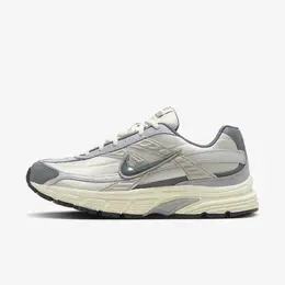 NIKE: Серые кроссовки 