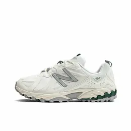 New Balance: Серые кроссовки 