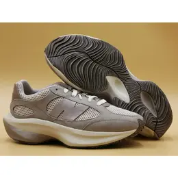 New Balance: Серые кроссовки 