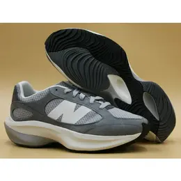 New Balance: Серые кроссовки 