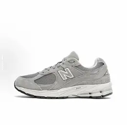 New Balance: Серые кроссовки  2002R