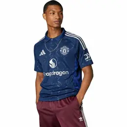 adidas: Спортивная футболка 
