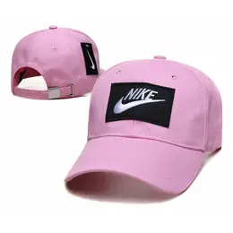 NIKE: Розовая шапка 