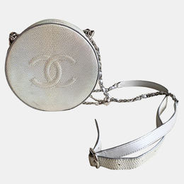 Chanel: Серебристая сумка 