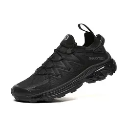 Salomon: Чёрные кроссовки 