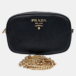 Prada: Чёрная сумка 