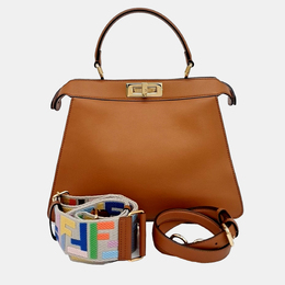 Fendi: Коричневая сумка  Peekaboo