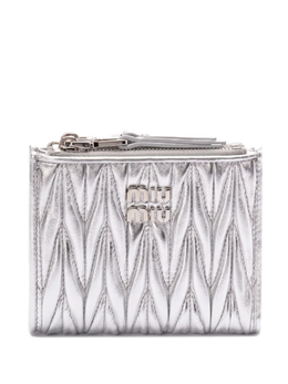 Miu Miu: Серебристый кошелёк 