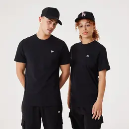 NEW ERA: Чёрная футболка  Essentials