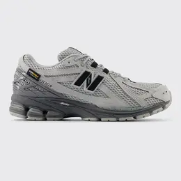 New Balance: Серые кроссовки 
