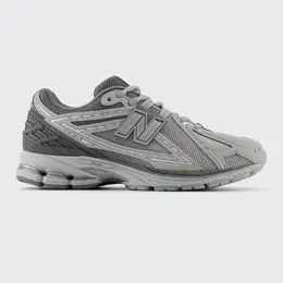 New Balance: Серые кроссовки 