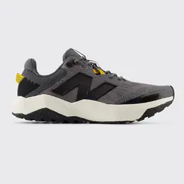 New Balance: Серые кроссовки 