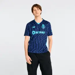 New Balance: Тёмная футболка 