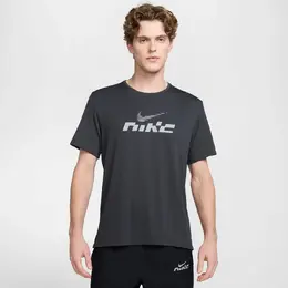 Nike: Тёмная футболка 