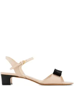 Ferragamo: Светлые сандалии  Vara