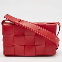 Bottega Veneta: Красная сумка через плечо  Intreccio