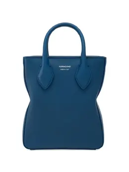 Ferragamo: Голубая сумка 