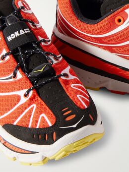 HOKA: Красные кроссовки 