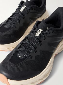 HOKA: Чёрные кроссовки 