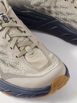 HOKA: Серые кроссовки 