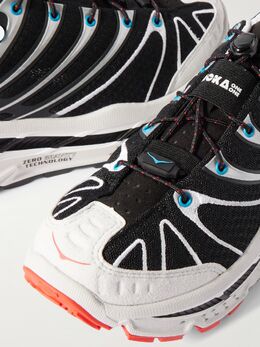 HOKA: Чёрные кроссовки 