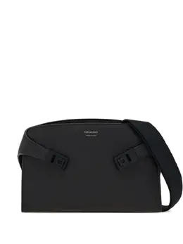 Ferragamo: Чёрная сумка 