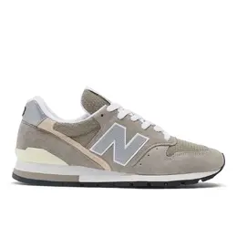 New Balance: Серые кроссовки  Core