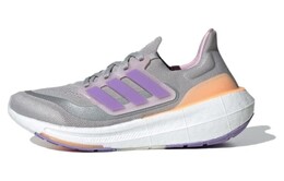 Adidas: Светлые кроссовки  UltraBoost