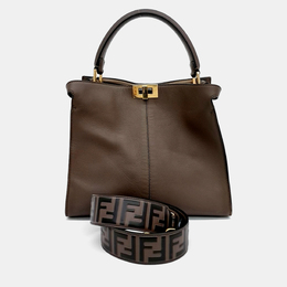 Fendi: Коричневая сумка  Peekaboo