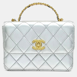 Chanel: Серебристая сумка 