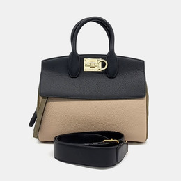 Salvatore Ferragamo: Бежевая сумка  Studio