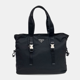Prada: Чёрная сумка 