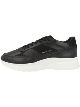 Filling Pieces: Чёрные кроссовки 