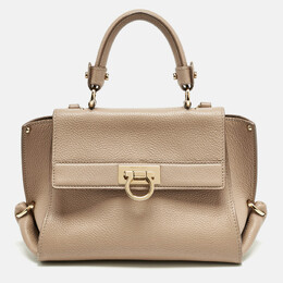 Salvatore Ferragamo: Бежевая сумка 