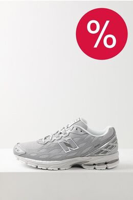 NEW BALANCE: Серебристые кроссовки 