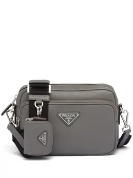 Prada: Серебристая сумка 