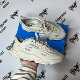 adidas: Бежевые кроссовки  Ozweego Celox